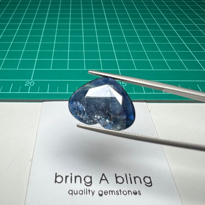 natural-sapphire-8-95-ct-19x15x3-mm-พลอยแซฟไฟร์-ศรีลังกา-พลอยดิบ-เจียระไนหลังเบี้ย-และเหลี่ยมตัด-เล่นไฟสวยงามมาก