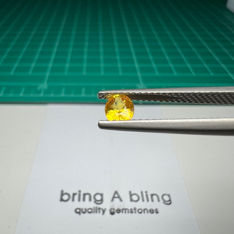 บุษราคัม-yellow-sapphire-จากศรีลังกา-น้ำหนัก-0-5-กะรัต-5-0x4-0mm-พลอยธรรมชาติ-เผ่าเก่า