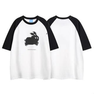 YIPINYOUYOU  ผู้ชายคนใหม่แฟชั่นญี่ปุ่นกระต่ายพิมพ์เสื้อยืดสั้น-แขนสไตล์เมืองสไตล์อเมริกันถนนสไตล์เสื้อยื
