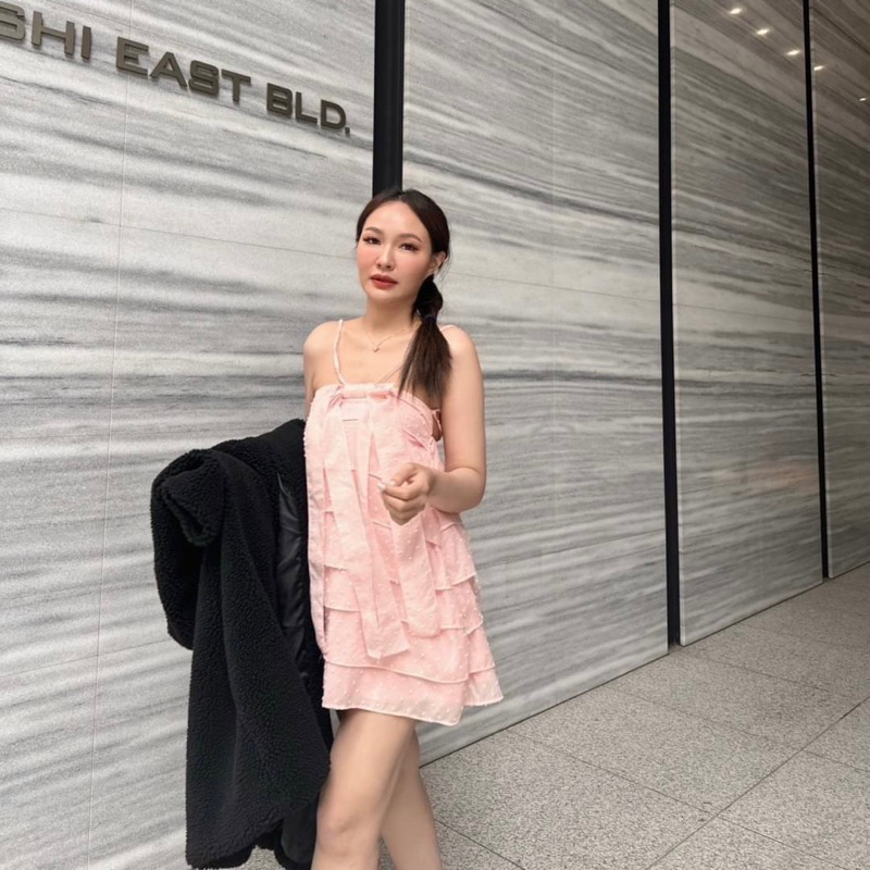 เดรสสั้นแต่งระบายชั้นๆ-แต่งผูกโบว์หางยาวด้านหน้า-สายคล้องเชือกผูกหลังหรือจะเปลี่ยนเป็นผูกคอก็ได้นะค้าสาวซับในทั้งตัว