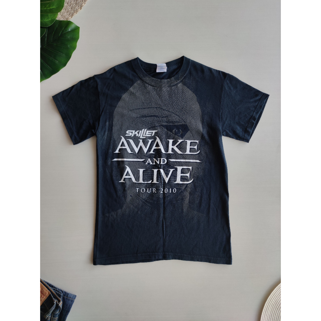 เสื้อยืด วง Skillet ลาย Awake and Alive tour 2010 สีดำ สกรีนหน้าหลัง ...