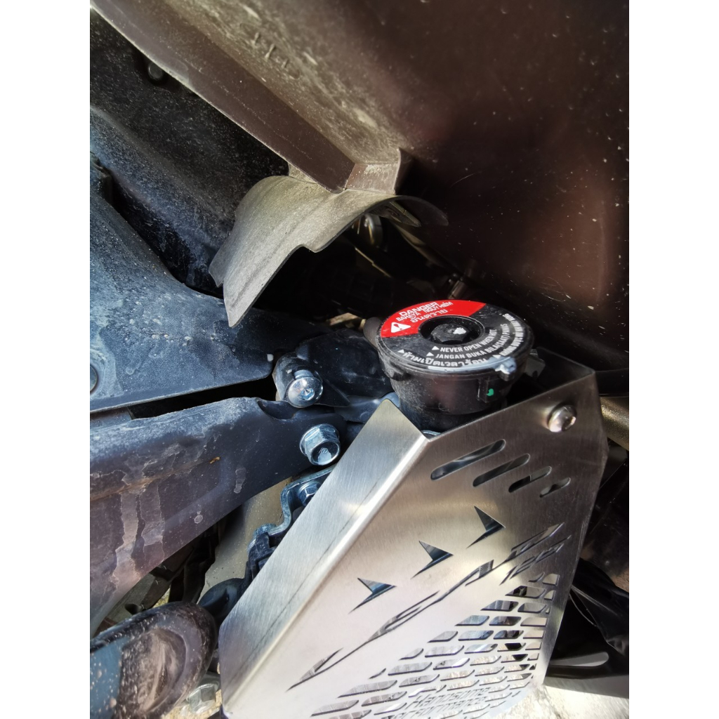 fakie-การ์ดหม้อน้ำ-รุ่น-honda-lead125-ตะแกรงหม้อน้ำ-lead125-วัสดุแตนเลส304-ไม่เป็นสนิม-ยี่ห้อ-handsome-performance