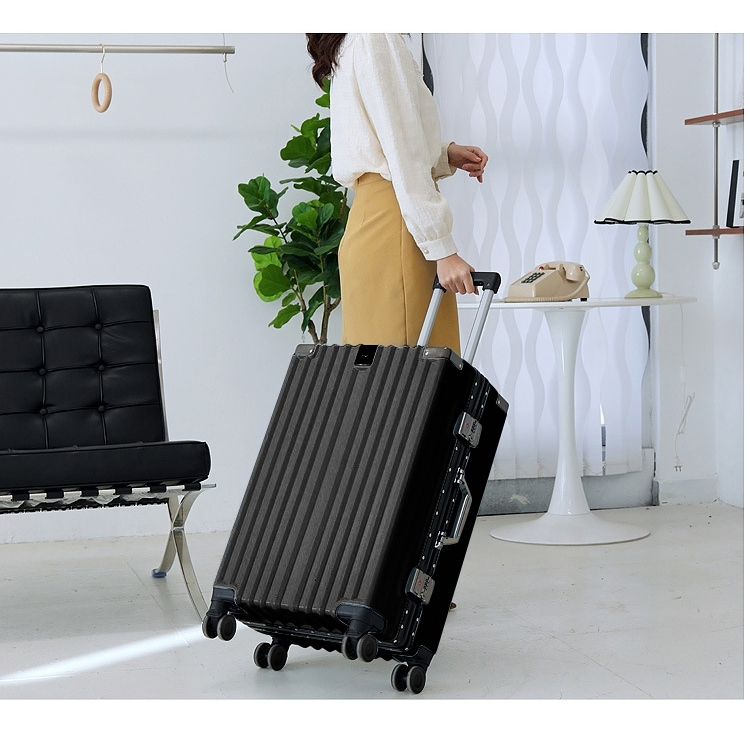 Suissewin รุ่น M202 กระเป๋าเดินทางโครงอะลูมิเนียม วัสดุโพลีคาร์บอเนต แข็งแรงทนทาน มาพร้อมที่ห้อยสัมภาระด้านหน้า เพิ่มความสะดวกสบายในการเดินทาง