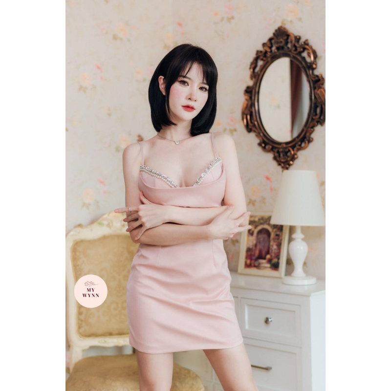 ป้าย-my-wynn-lamoon-dress-ชุดเดรสแต่งเพชรช่วงอก-ทรงเข้ารูป-อกเสริมบรามาเรียบร้อย