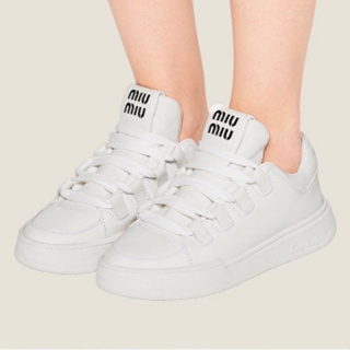 รองเท้าผ้าใบ miumiu สีขาวหนังนิ่มสวย ใส่สบาย สินค้าพรี ทักแชทก่อนสั่งนะคะ