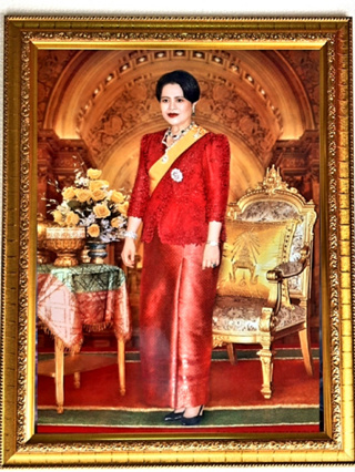 รูปสมเด็จราชินี ชุดสีแดง กรอบและรูป ขนาด 18*23นิ้ว เสริมฮวงจุ้ย เจริญรุ่งเรือง เสริมโชคลาภ หน้าที่การงาน มั่ง มี ศรี สุข
