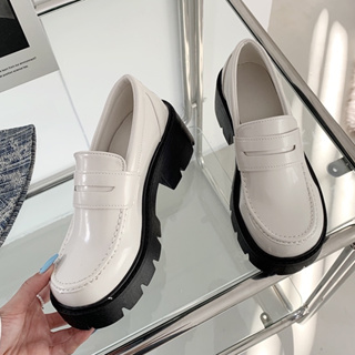 สินค้า OhBlablaShoes พร้อมส่ง รองเท้าคัชชู ส้นตึก  หนังเงา  สีขาว (ออกครีมนิดๆ)