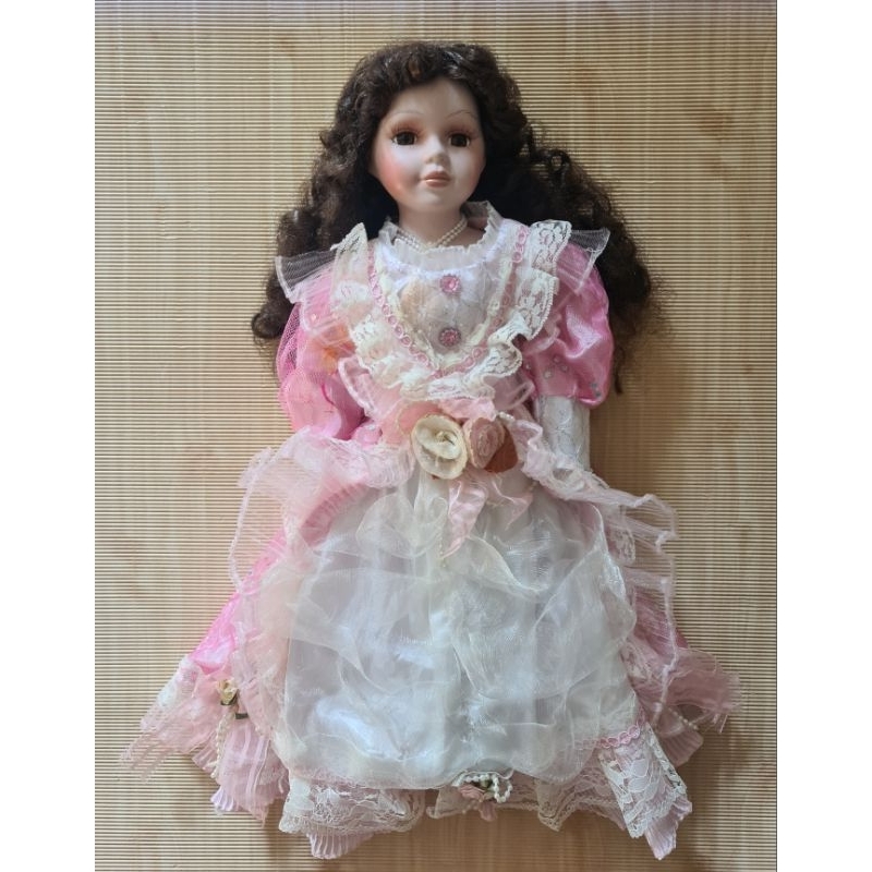 pocelain-doll-ขายตุ๊กตากระเบื้อง-หน้าตาจิ้มลิ้ม-ชุดสีหวานสวย-ตำหนิผมฟู