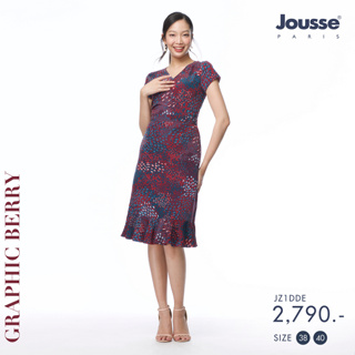 Jousse ชุดเดรส Dress เดรสยาวลายพิมพ์ Graphic Berry คอวี แขนสั้น ท่อนล่างทรงเอแต่งรูด (JZ1DDE)