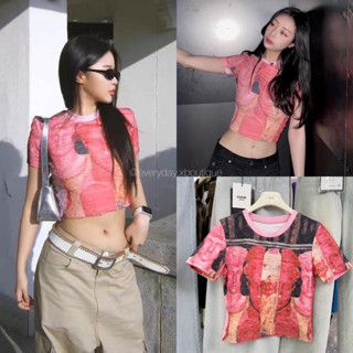 MUSEUM TOP❤️‍🔥 (380฿ฟรีส่ง) เสื้อครอปแขนสั้น พิมพ์ลายเก๋มาก เนื้อผ้าดีมาก แนะนำเลย โทนสีสวยมากก ตัวเดียวจบเลย thouse