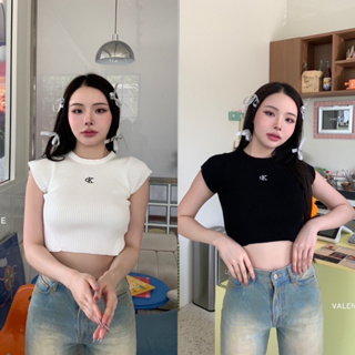 CROP TOP 🌼 เสื้อยืดครอปC K ไหมพรมทอละเอียด สวยเป๊ะสุดๆๆๆ เนื้อผ้า มีน้ำหนัก ใส่แล้วไม่ย้วย ผ้าดีสุดๆ  ไม่บางไม่หนาเกินไป