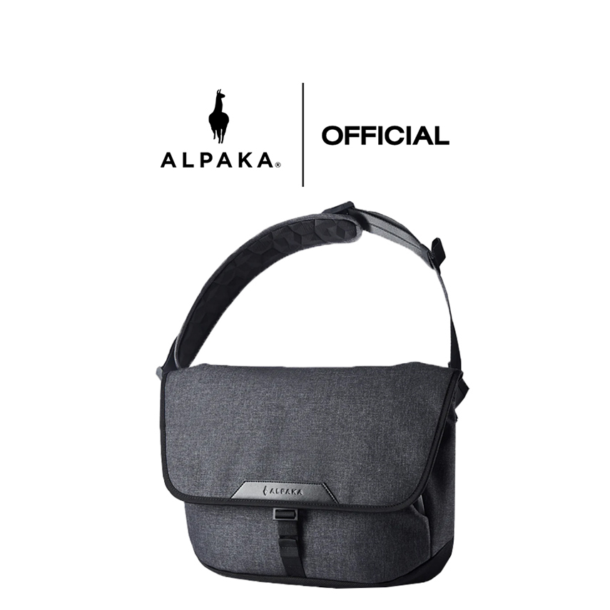 กระเป๋า-alpaka-alpha-messenger-สี-graphite-grey