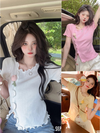 เสื้อครอปแต่งกระดุม 💙💙 CT56047-3  ผ้าไหมน้ำแข็ง มี4สี คอแต่งพริ้วๆ free size ตกแต่งดอกไม้สามมิติสุดน่ารัก พร้อมส่งจากไทย