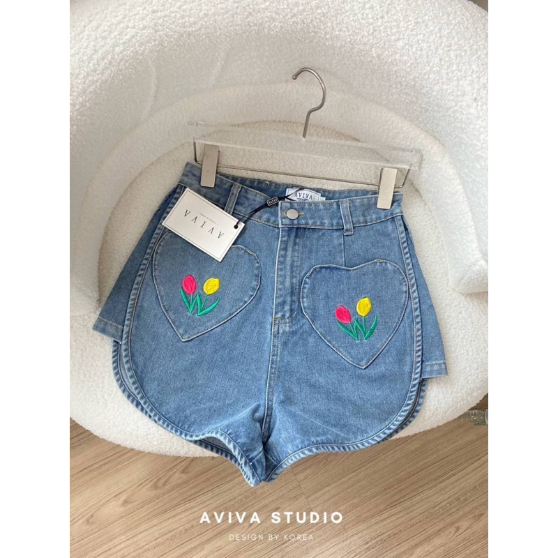 aviva-studio-ยีนส์ขาสั้นแต่งกระเป๋าหลอกรูปหัวใจปักดอกทิวลิป