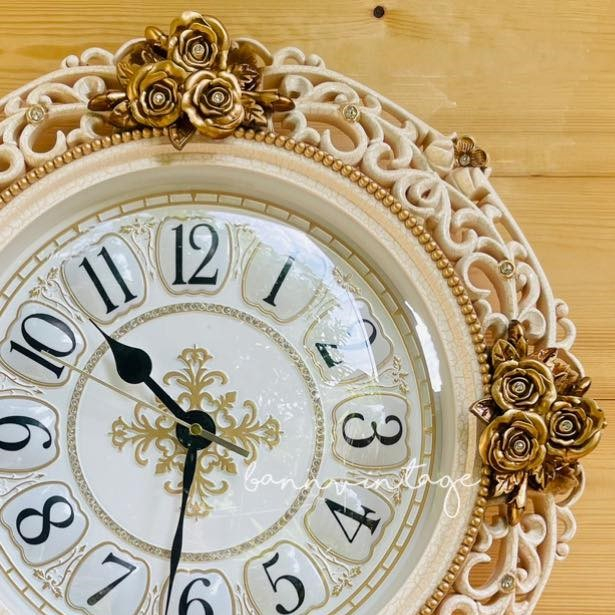 นาฬิกาแขวนผนังสไตล์หลุยส์ฉลุสีขาว-ตกแต่งดอกกุหลาบสีทองประดับเพชรคริสตัล-งานนาฬิกานำเข้า