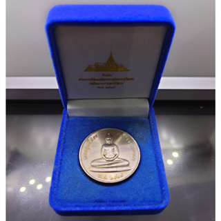 เหรียญพระพุทธโสธร เนื้ออัลปาก้า ที่ระลึกพระราชพิธียกฉัตรทองคำ พระอุโบสถวัดโสธรวรารามฯ ขนาด 2.7 เซ็น พ.ศ.2539 พร้อมกล่องเ