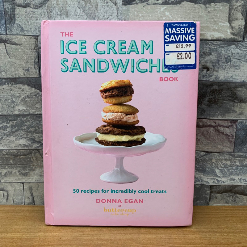 หนังสือปกแข็ง-the-ice-cream-sandwiches-มือ2