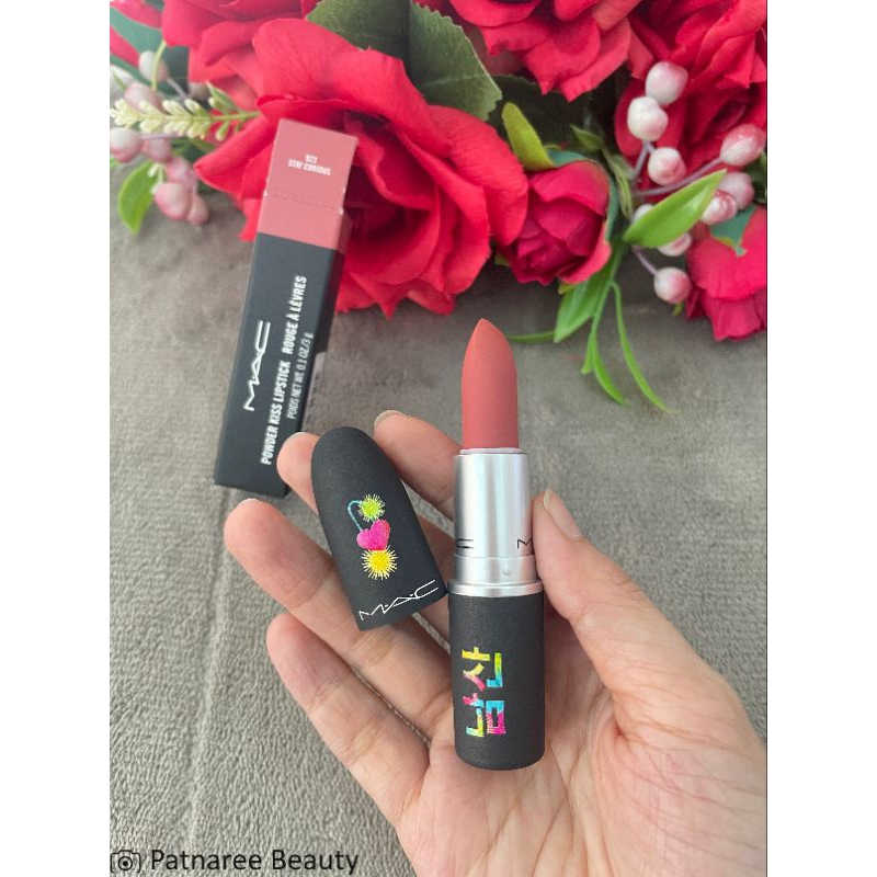ลิปแท่งลิมิเตด ป้ายไทย Mac Powder Kiss Lipstick สี Stay Curious แดงอม