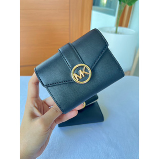 (ผ่อน0%) กระเป๋าสตางค์ใบสั้น 3 พับ Michael Kors Carmen Medium Flap Bifold Wallet Black (35S2GNMF6L) สีดำ