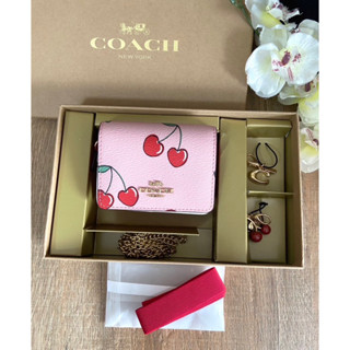 💚แท้💯 พร้อมส่ง💚 Coach CF408 Boxed Mini Wallet On A Chain With Heart Cherry Print