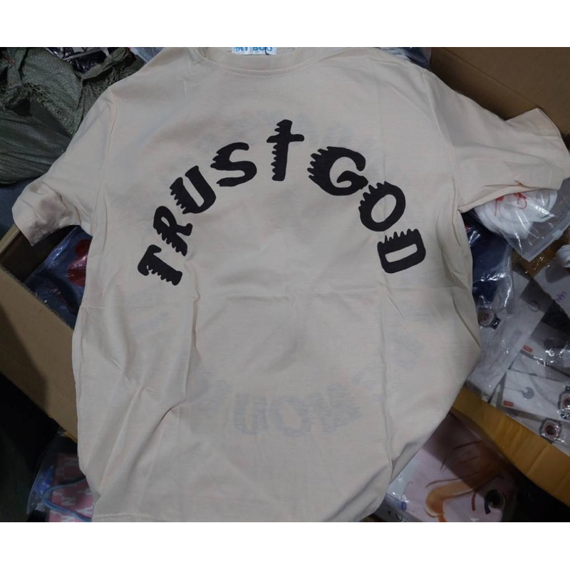 พร้อมส่งในไทย-เสื้อยืด-trustgod-เสื้อสกรีนด้านหน้า-หลังแนวเท่ๆ-แบบลิซ่า-เสื้อลิซ่า