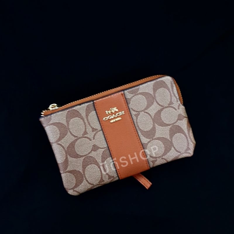 กระเป๋า-coachh-corner-zip-wristlet-in-khaki-signature-canvas