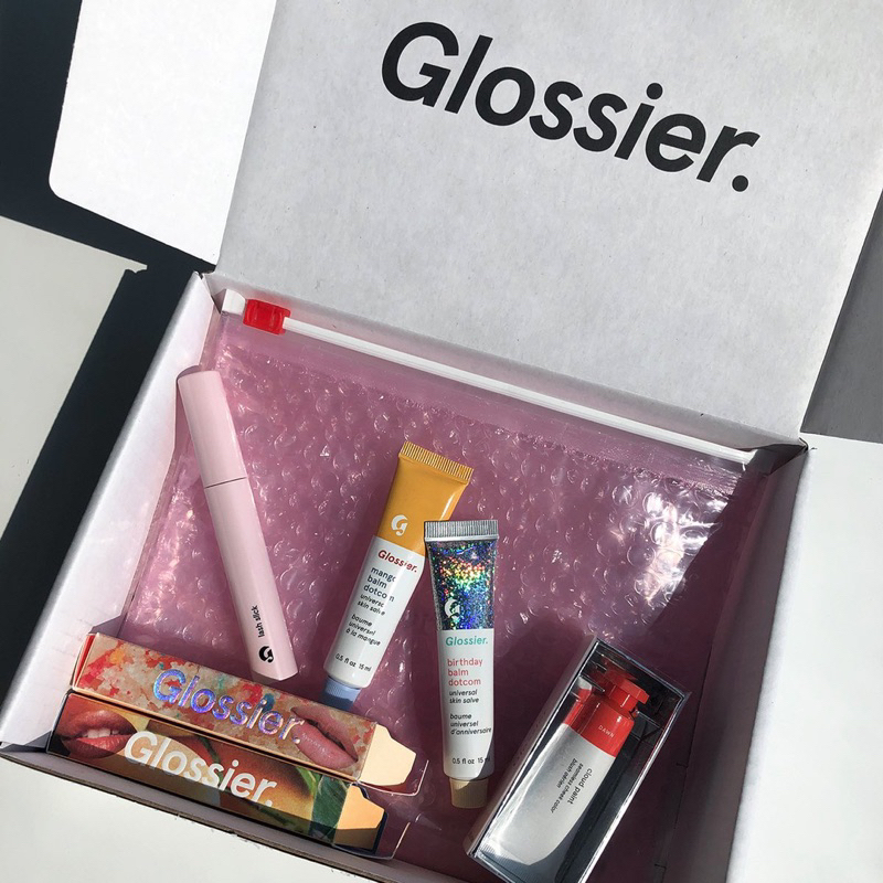 Glossier Pink Pouch ซองกันกระแทกสีชมพูฝาซิปล็อค *พร้อมส่ง* Shopee
