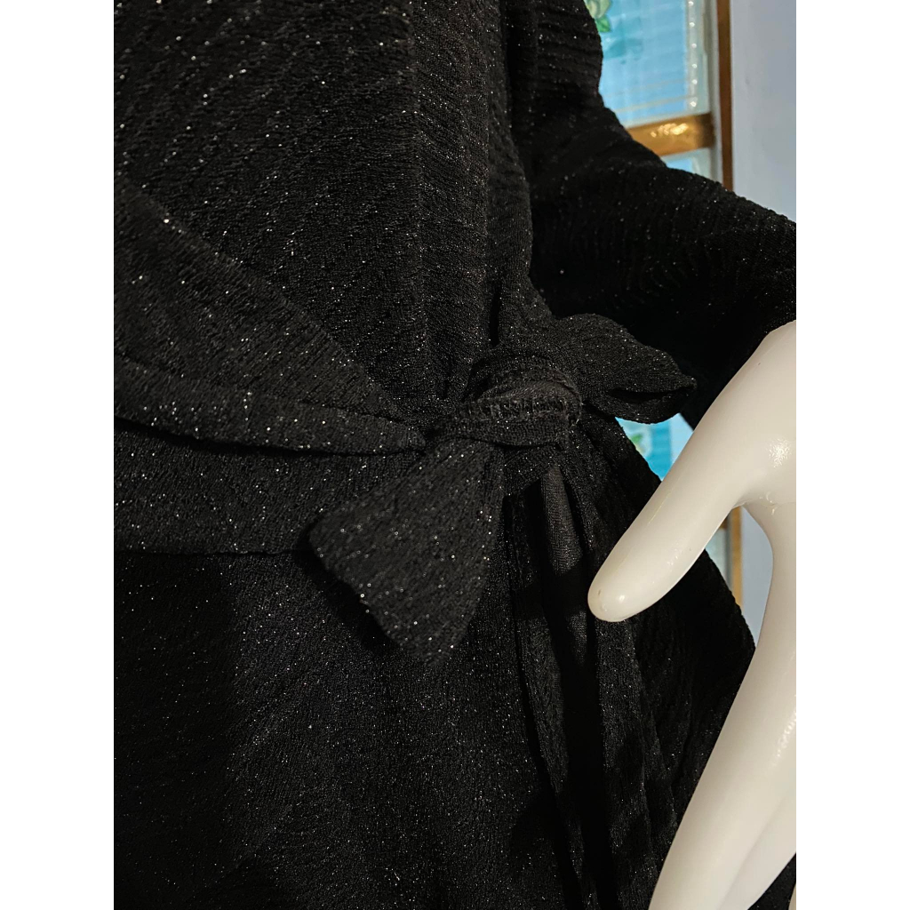 งาน-jiayibeier-เดรสสีดำแขนยาวผ้าลายนูนเส้นๆปักดิ้นเงินวิ้งทั้งชุด-มีเชือกผูกข้างเอว-กระโปรงแหวกแต่งผ้าอัดพลีทดินเงิน-ทอง