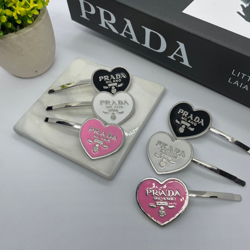 พร้อมส่งในไทย Prada Heart Hairpin กิ๊ปติดผมรูปหัวใจ ปราด้า ชุด 2 ชิ้น มีสีดำ และ ขาว อะไหล่เงิน