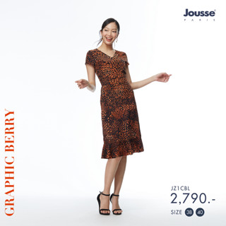 Jousse ชุดเดรส Dress เดรสยาวลายพิมพ์ Graphic Berry คอวี แขนสั้น ท่อนล่างทรงเอแต่งรูด (JZ1CBL)