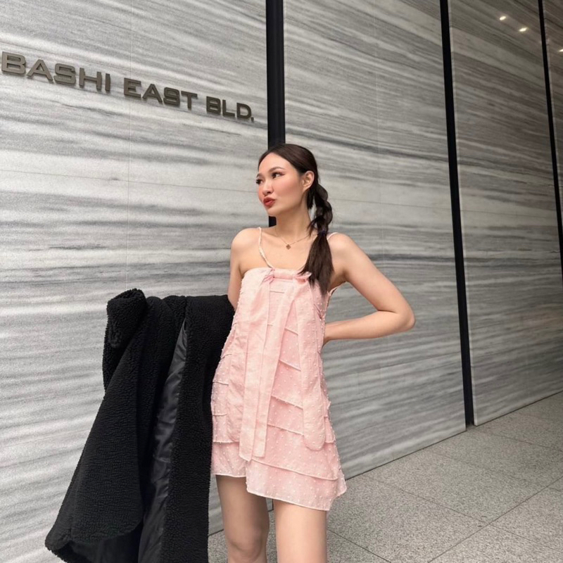 เดรสสั้นแต่งระบายชั้นๆ-แต่งผูกโบว์หางยาวด้านหน้า-สายคล้องเชือกผูกหลังหรือจะเปลี่ยนเป็นผูกคอก็ได้นะค้าสาวซับในทั้งตัว