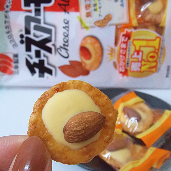 ซันโกะ-ขนมข้าวอบกรอบหน้าอัลมอน์และชีส-มี-16-ชิ้น-sanko-cheese-almond