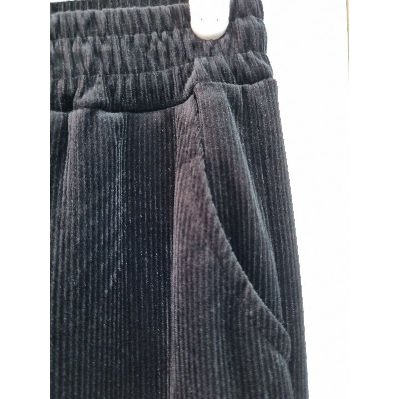 2nd-กางเกงขายาว-ผ้าลูกฟูกร่องเล็ก-สีดำ-เนื้อผ้านิ่ม