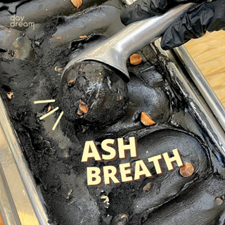 ash breath - ชาโคล และถั่วแมคคาเดเมีย (ไอศครีมขนาด 400 g.) daydream