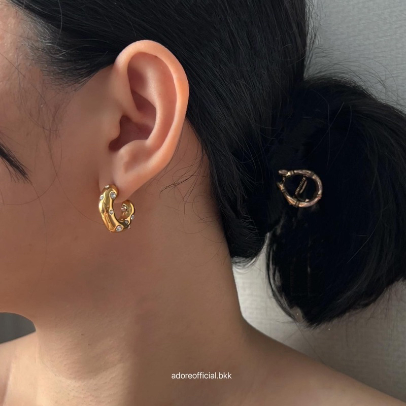 adoreofficial-bkk-diamond-curve-gold-earring