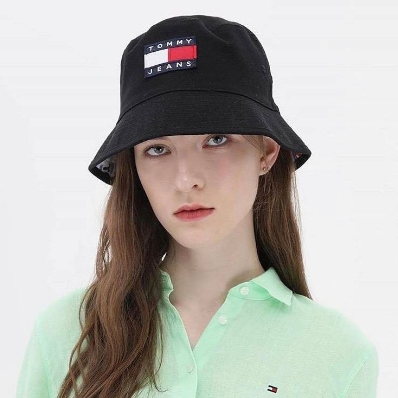 แท้-tommy-reversible-bucket-hat-หมวกบักเก็ต-หมวกปีกกว้าง-ทอมมี่-โลโก้-tommy-flag-สีดำ-สีขาว