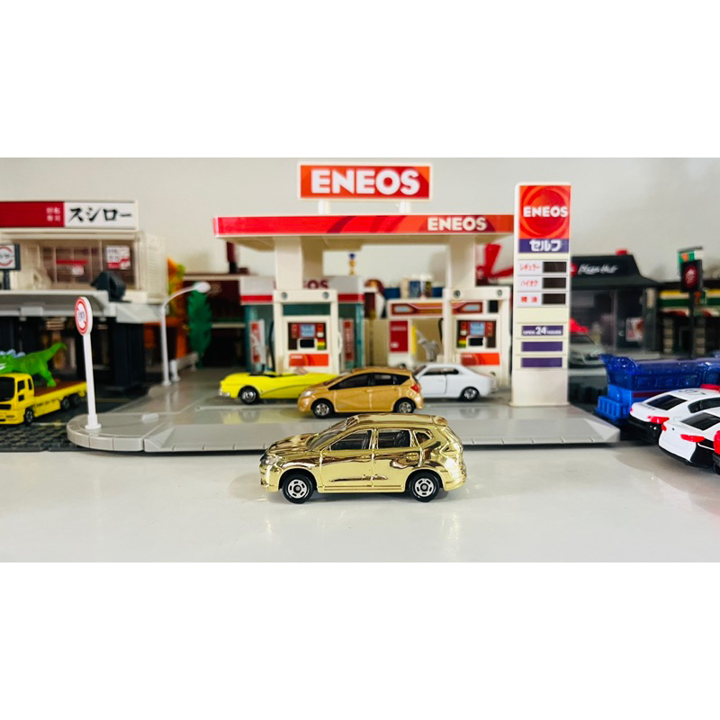 model-tomica-vehicle-nissan-x-trail-gold-color
