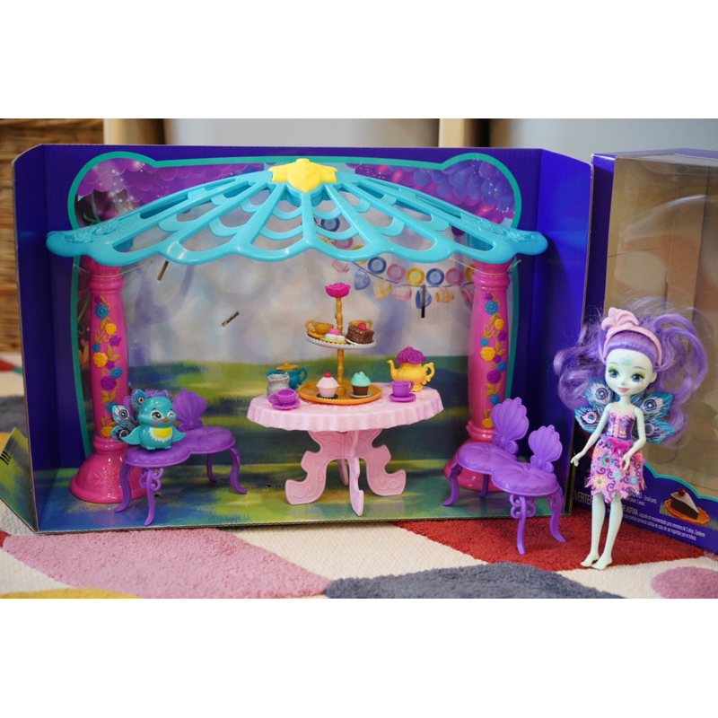 Enchantimals งานเลี้ยงน้ำชา Garden Gazebo Playset + Patter Peacock Doll