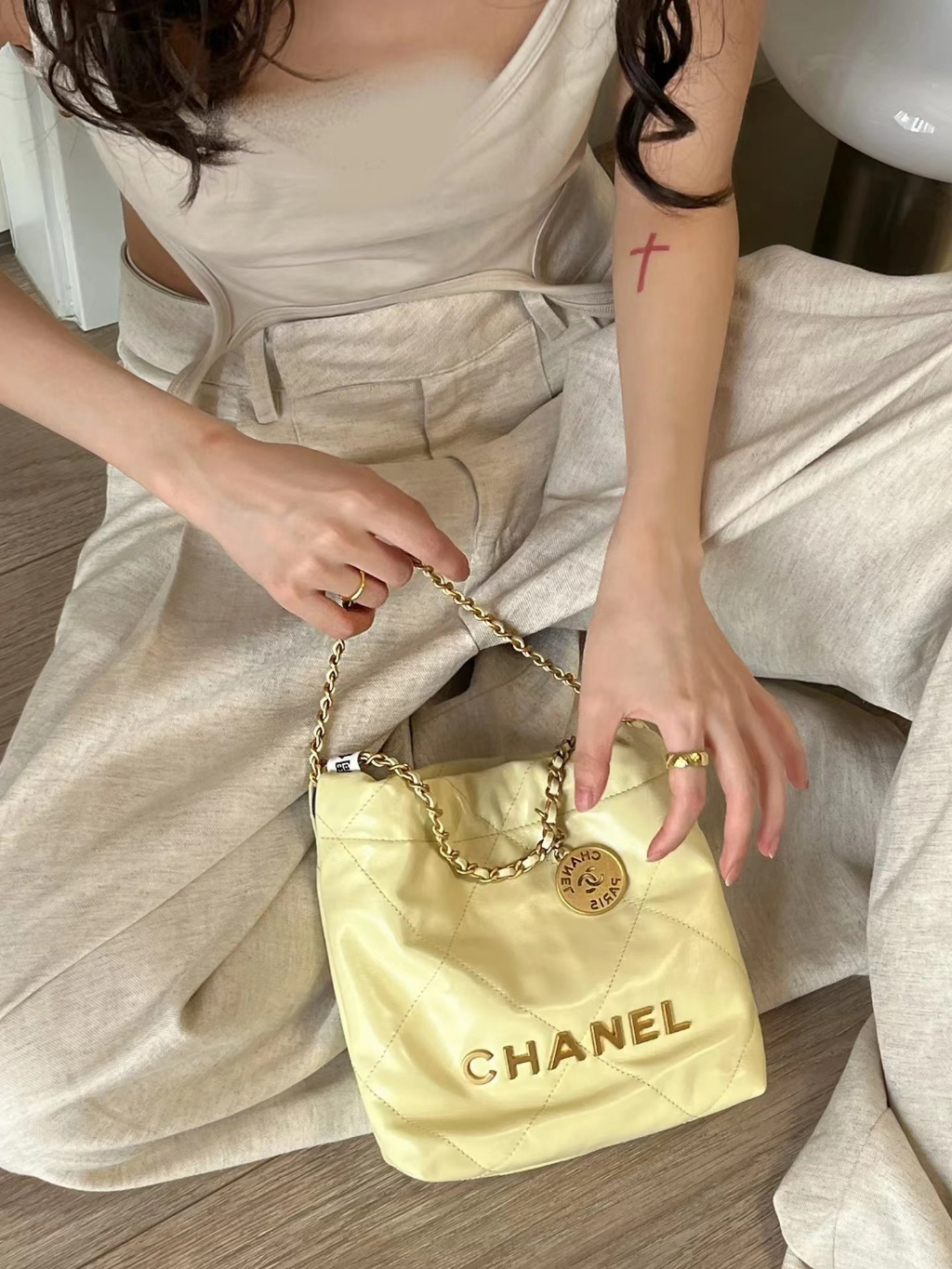 chane-l-กระเป๋าถือ-chanel-22-mini-bag-classic