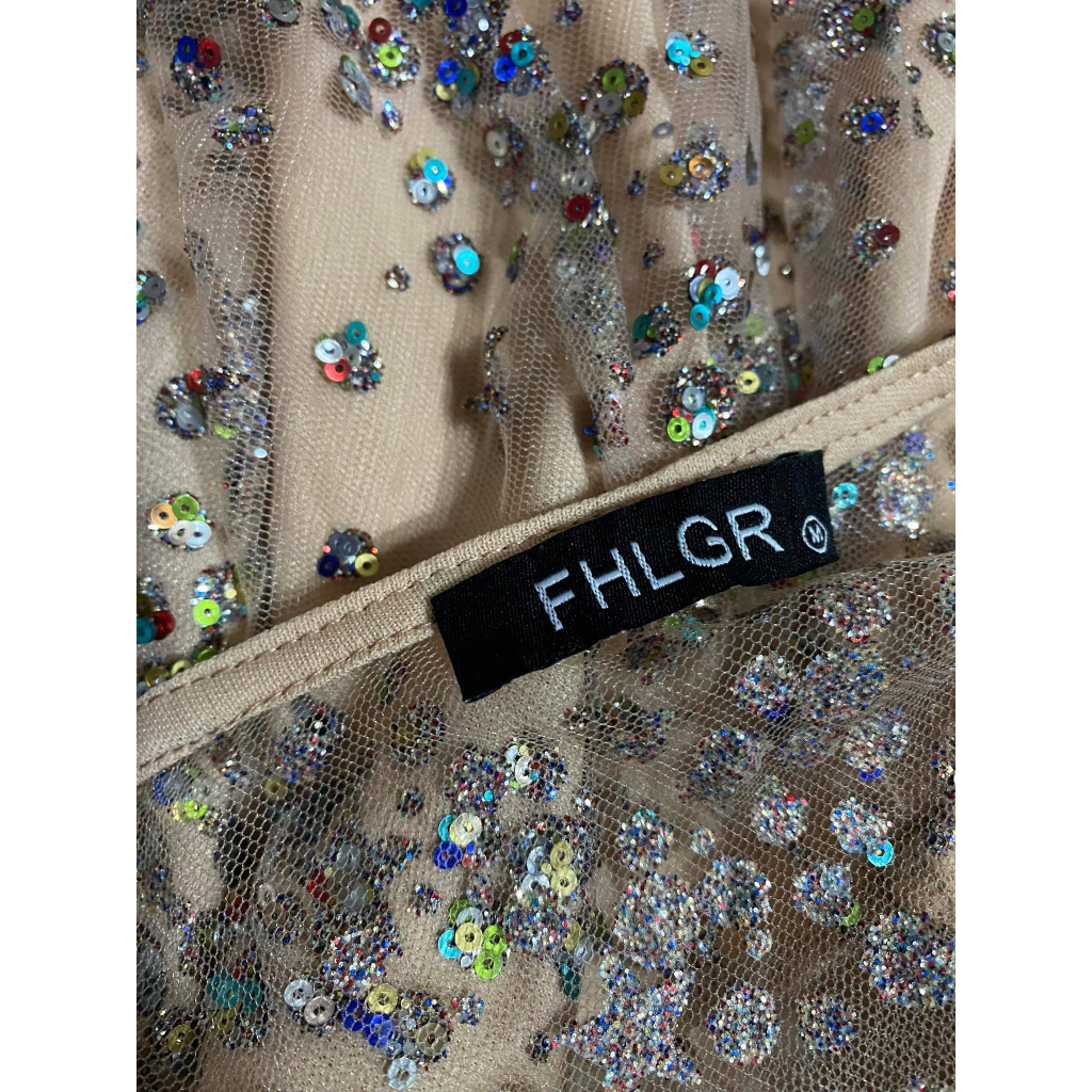 งาน-fhlgr-เดรสผ้าซีทรูสีเนื้อติดเลื่อม-กลิตเตอร์วิ้ง-เกล็ดเพชรๆหลากสีลายสวยๆทั้งชุด-หลัง-แขนซีทรู-ผ้ายืดได้เยอะ