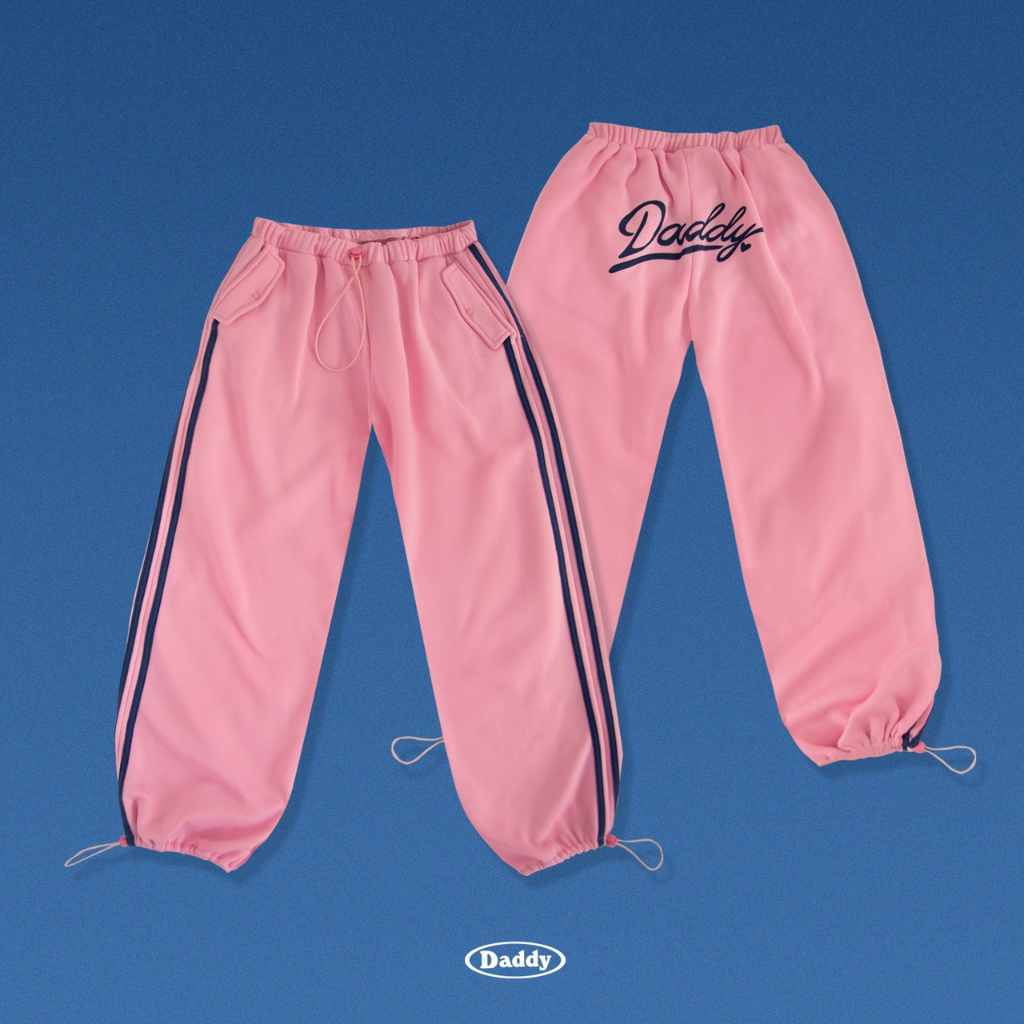 daddy-nelly-sweatpants-กางเกงวอร์มยางยืดจัมพ์ปลายขา-สกรีน-daddy-ด้านหลัง-สีชมพู-สีกรม-สีขาว