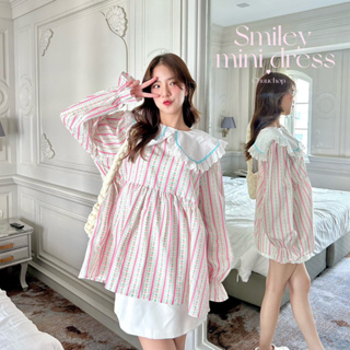 chuuchop_พร้อมส่ง(C8116)🪞🛁🎀 Smiley mini dress เดรสสั้นแขนยาวลายกราฟฟิค