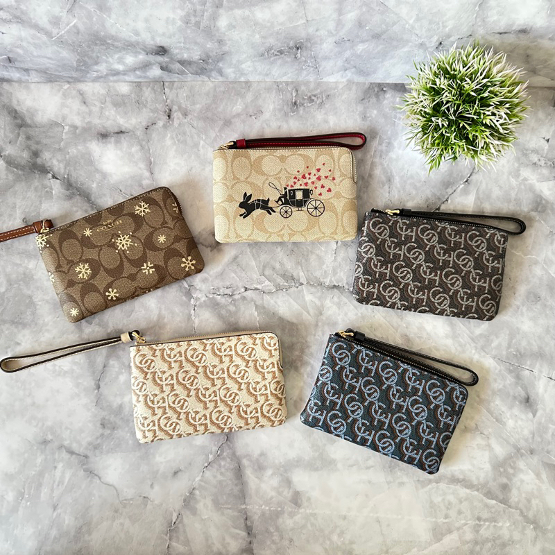 coach-corner-zip-wristlet-in-signature-canvas-1zips-ของแท้-จาก-coach-outlet-usa