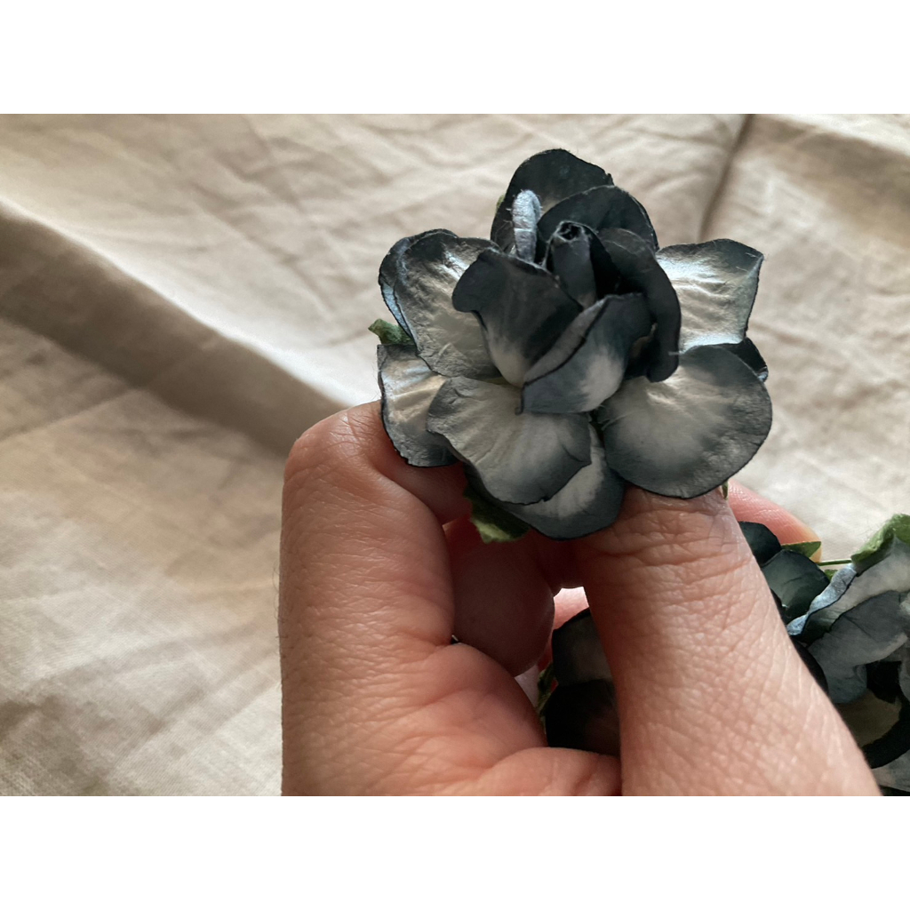 ดอกไม้กระดาษสากุหลาบไล่สีเทาขาวขนาดกลาง-20-ดอก-ดอกไม้ประดิษฐ์สำหรับงานฝีมือและตกแต่ง-พร้อมส่ง-f07