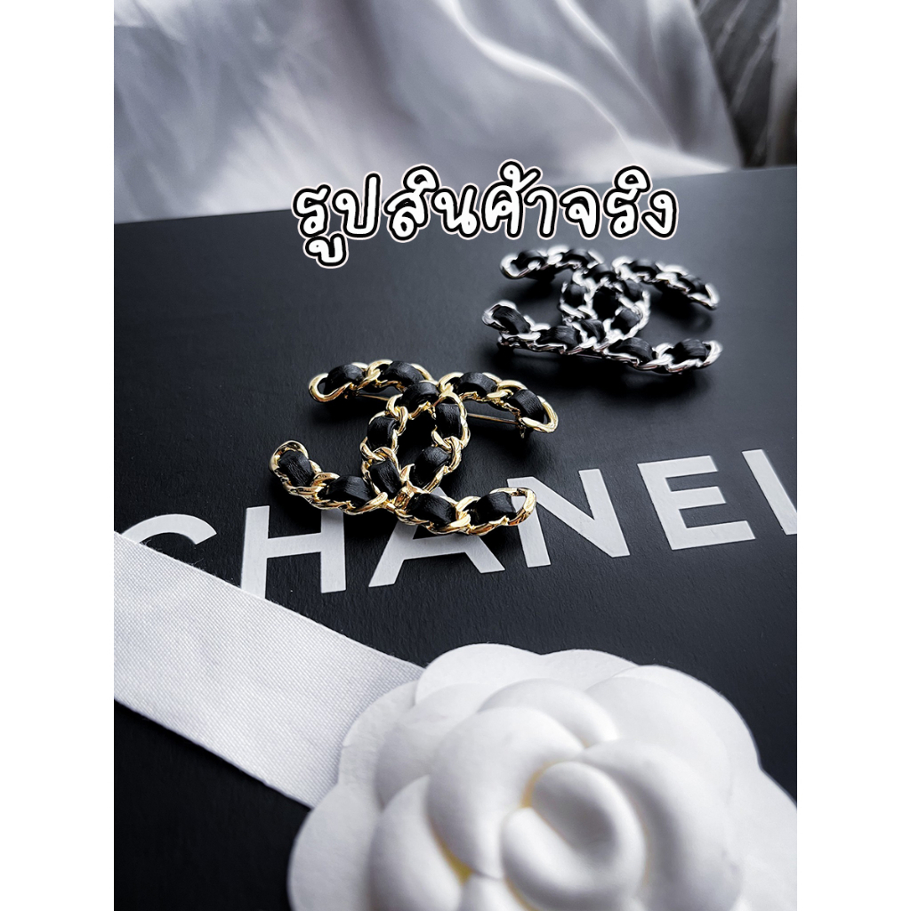 เข็มกลัดลายโซ่-เงินและทอง-chanel-ตกแต่งด้วยลายโซ่สลับกับหนังสีดำ-เอกลักษณ์เฉพาะของแบรนด์-ดูเรียบง่ายแต่ดีไซน์สวย