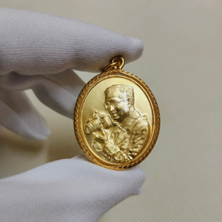 เหรียญในหลวงรัชกาลที่ ๙ ทรงกล้อง ฉลองสิริราชสมบัติครบ ๕๐ ปี เนื้อทอง ๓ กษัตริย์ชุบทอง สวยงามผิวเนียนเลอค่ามากๆ