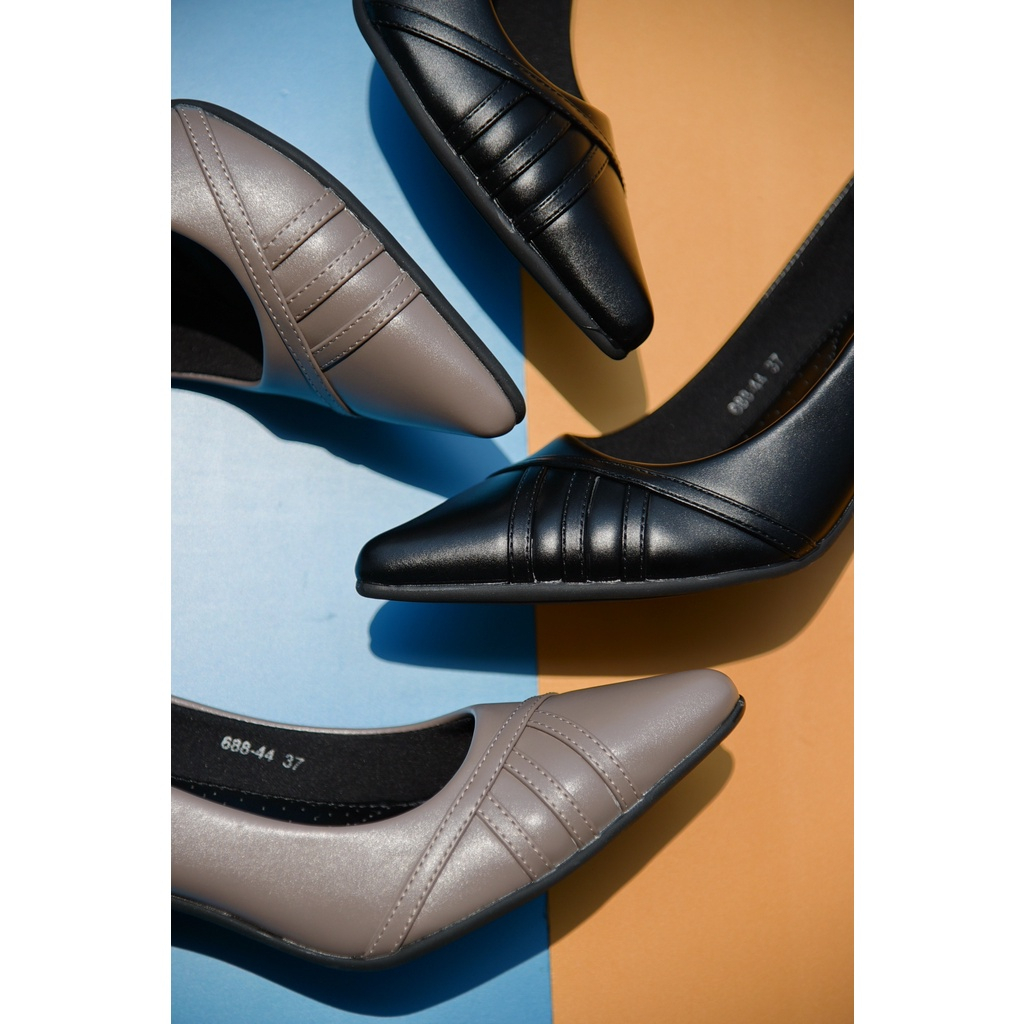 ภาพสินค้ารองเท้าเเฟชั่นผู้หญิงเเบบคัชชูส้นปานกลาง No. 688-44 NE&NA Collection Shoes จากร้าน nena_official_store บน Shopee ภาพที่ 9