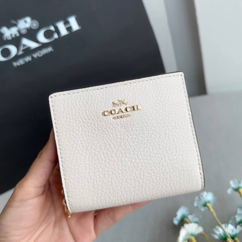 ผ่อน0-กระเป๋าสตางค์ใบเล็ก-ใบสั้น-หนังแท้สีขาว-snap-wallet-coach-c2862