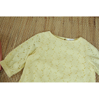 งานญี่ปุ่น x cotton ลูกไม้ฉลุผ้ามีซับ สีเหลืองน่ารัก ป้าย L อก 38 ยาว 24  Code : 597(5)