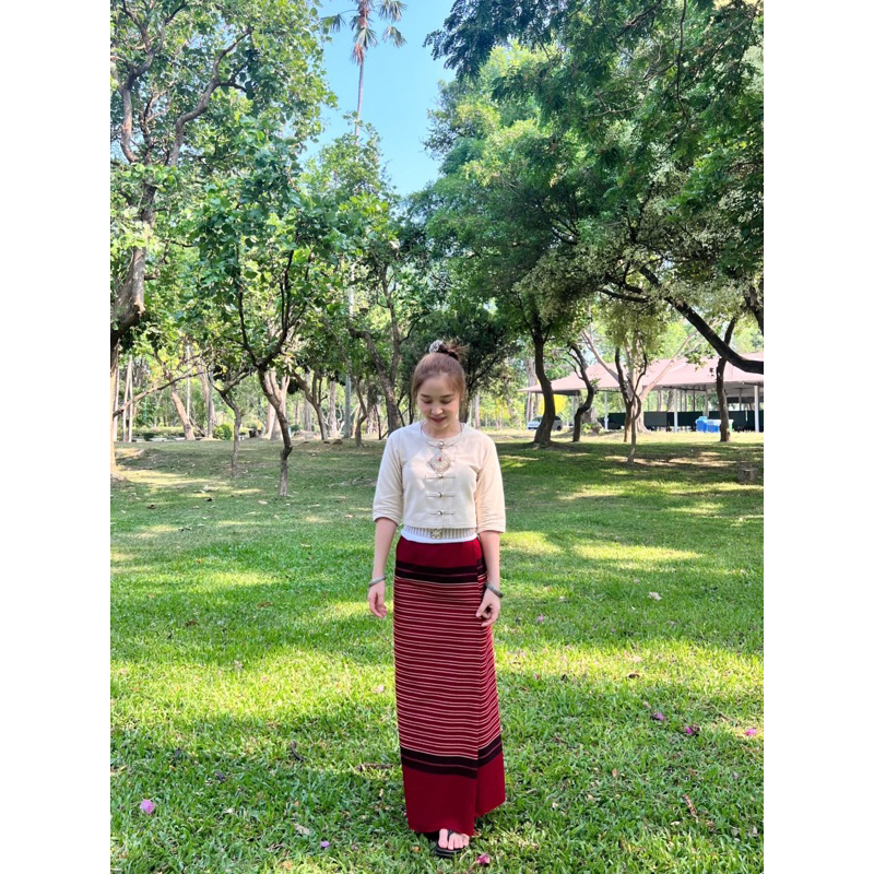 Lanna Set ชุดพื้นเมืองล้านนา ผ้าฝ้ายแท้ กระดุมเหรียญ พร้อมผ้าถุงทอต่อหัว 6 ไซส์ มุมมองที่ 5